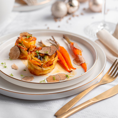 Getrüffelte Kartoffel-Mille Feuille und glasierte Möhrchen  