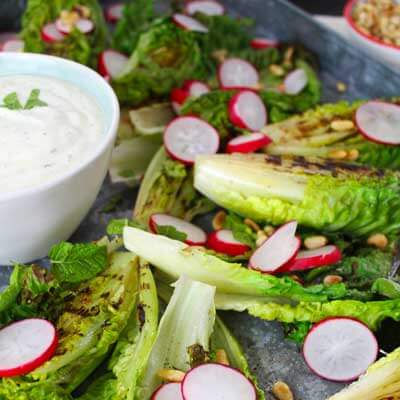 Gegrillte Salatherzen mit Aioli-Dip