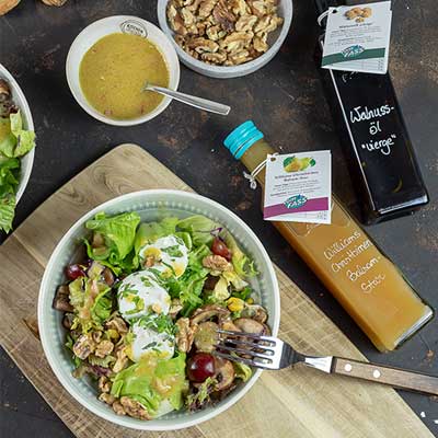 Blattsalate mit Ziegenkäse und Walnussöl