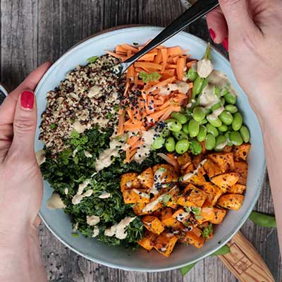 Buddha-Bowl mit Süßkartoffeln und Quinoa