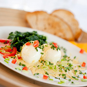 Eier mit Senfsoße und warmen Spinatsalat