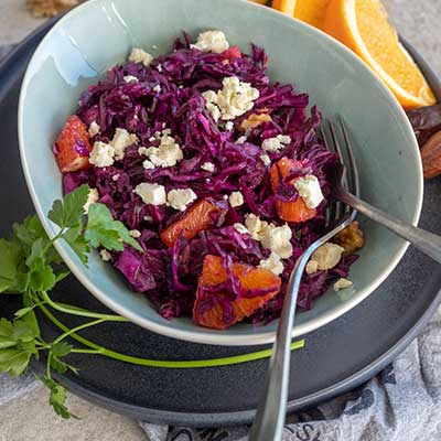 Fruchtiger Rotkohlsalat mit Datteln und Orangenöl